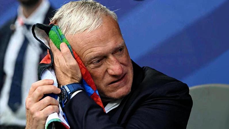 Didier Deschamps, técnico da França, seca o suor durante o confronto contra o Iraque, na Filadélfia, pela Copa 2026