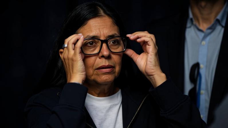 Delcy Rodríguez visita um acampamento temporário da Defesa Civil francesa no estado de La Guaira, Venezuela