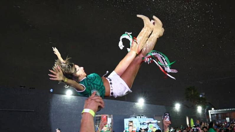 Torcedora é lançada para o ar em Fan Fest mexicana da Copa do Mundo