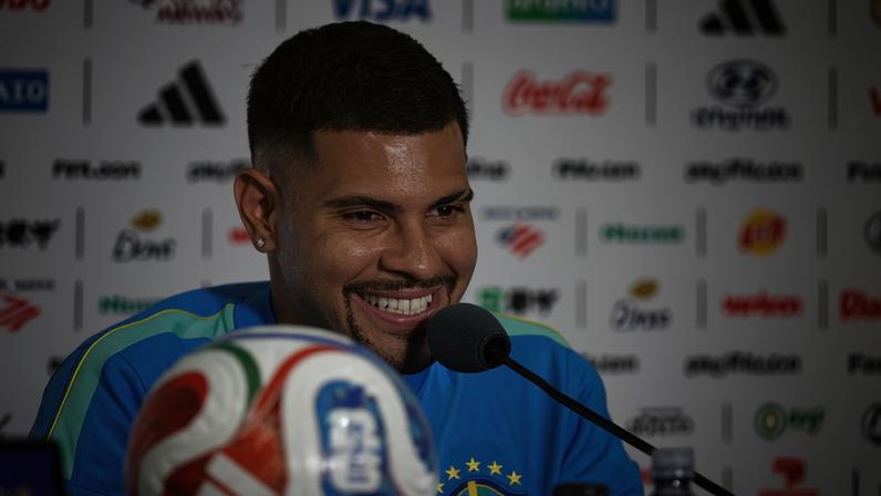 Bruno Guimarães conversa com jornalistas no MetLife Stadium, palco da partida entre Brasil e Noruega