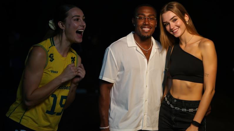 À esquerda, jogadora de vôlei com uniforme amarelo e número 15 expressa entusiasmo durante partida em quadra. À direita, homem de camisa branca e mulher com top preto posam juntos em ambiente iluminado por luzes coloridas.
