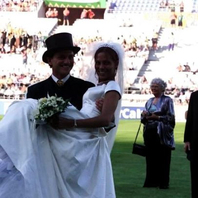 Casamento entre brasileira e norueguês no campo durante a Copa de 1998 na França