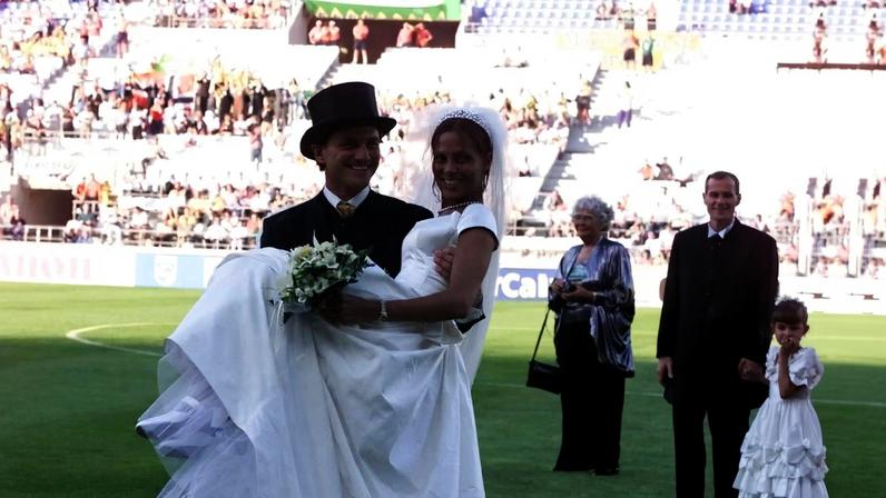 A brasileira Rosângela de Souza e o norueguês Oivind Ekeland se casaram no gramado do estádio Vélodrome, antes do jogo entre o Brasil e a Noruega, em 1998