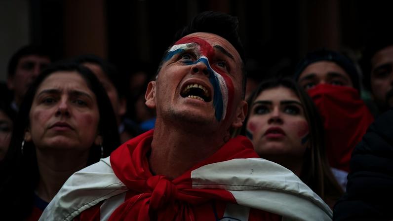 Torcedor do Paraguai durante partida contra a França, em Assunção