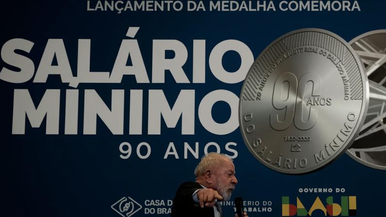 O presidente Lula, durante cerimônia alusiva aos 90 anos de criação do salário-mínimo e de lançamento da Medalha Comemorativa, na Casa da Moeda do Brasil, no Distrito Industrial de Santa Cruz, no Rio de Janeiro.
