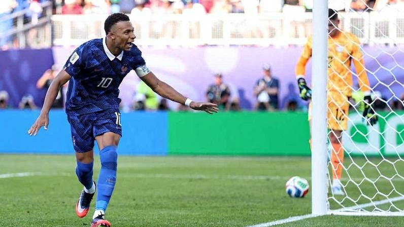 Kylian Mbappé comemora gol de pênalti na partida entre França e Paraguai pelas oitavas de final da Copa