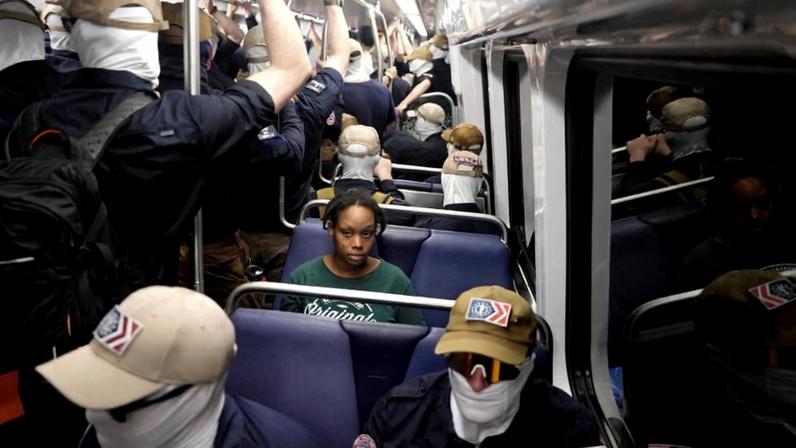 Membros do grupo Patriot Front no metrô durante o aniversário de 250 anos da independência dos EUA em Washington