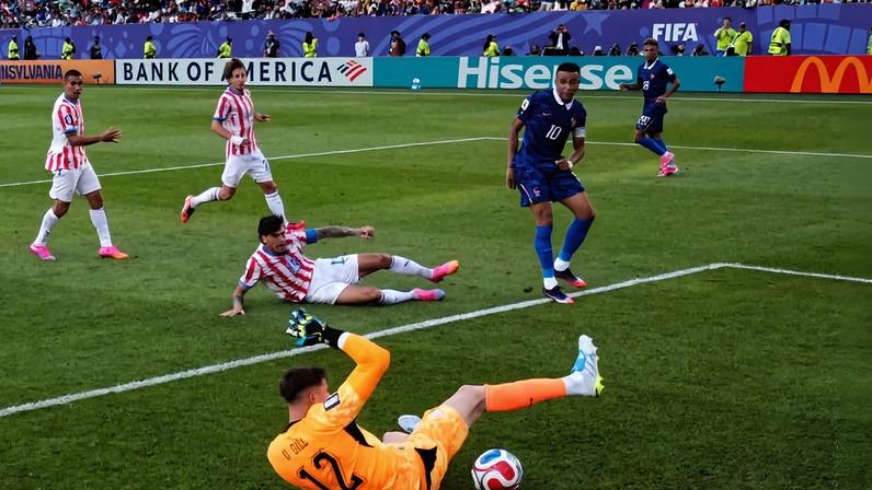Orlando Gill defende chute de Mbappé no final do jogo deste sábado na Filadélfia, pelas oitavas de final da Copa do Mundo