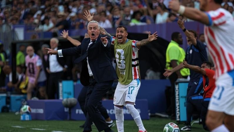 Gustavo Alfaro reage após um lance do duelo entre Paraguai e França, neste sábado (4), pelas oitavas de final da Copa do Mundo