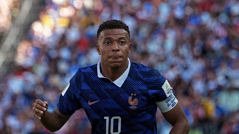 Ounahi (8), autor de dois gols de Marrocos, festeja com o companheiro Brahim Diaz 'bebendo chá marroquino' neste sábado (4), em Houston