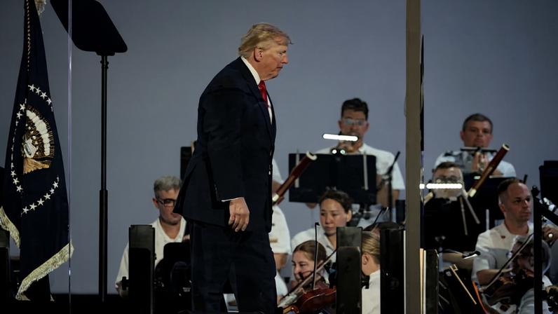O presidente dos EUA, Donald Trump, deixa o palco após discursar no comício de 4 de Julho, marcando o 250º aniversário da independência dos EUA