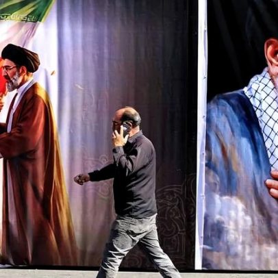 Filhos do aiatolá Khamenei aparecem em funeral; sucessor não comparece
