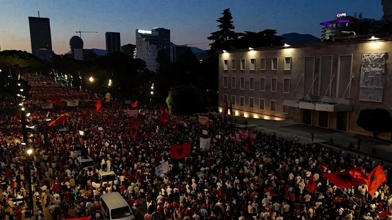 Manifestantes protestam em frente a um prédio do governo albanês em Tirana contra a construção de um resort de luxo próximo a uma área natural protegida