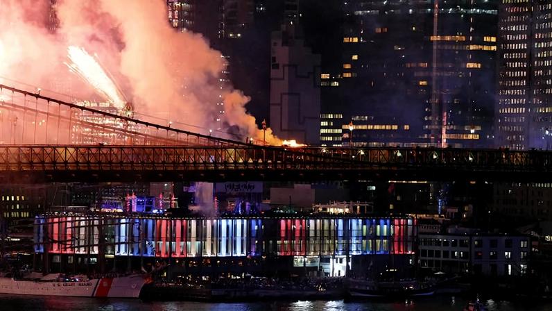 Fumaça sobe do incêndio provocado pelos fogos de artifício na Ponte do Brooklyn em Nova York