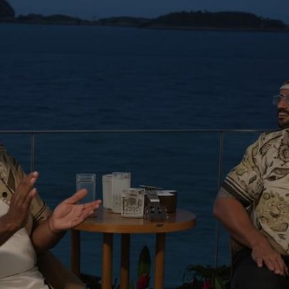 The Rock canta clássico de Zeca Pagodinho ao lado de Péricles no Brasil