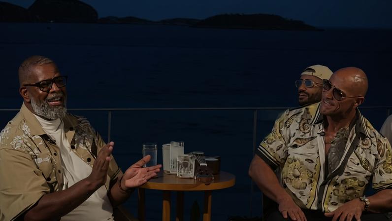 The Rock tenta acompanhar Péricles no samba 'Jura' durante entrevista no Rio