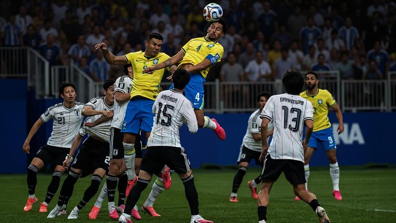Marquinhos, da seleção brasileira (CBF), disputa a bola com um jogador da seleção japonesa durante partida da fase de 32 da Copa do Mundo da FIFA 2026, no NRG Stadium, em Houston, no estado do Texas, Estados Unidos