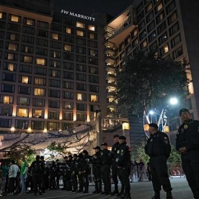 Mexicanos fazem barulho e soltam fogos em frente ao hotel da Inglaterra