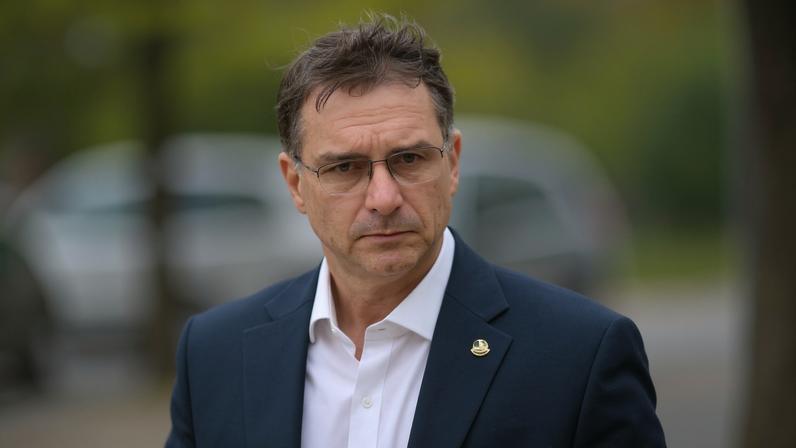 O senador Flávio Bolsonaro quando deixou a sede da Polícia Federal onde Bolsonaro estava detido, em novembro de 2025.