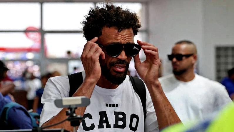 Vozinha chega ao Aeroporto Internacional de Praia, em Cabo Verde