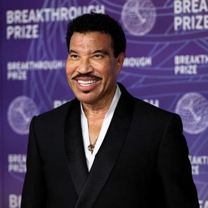 Lionel Richie acalma fãs após passar mal em show nos EUA