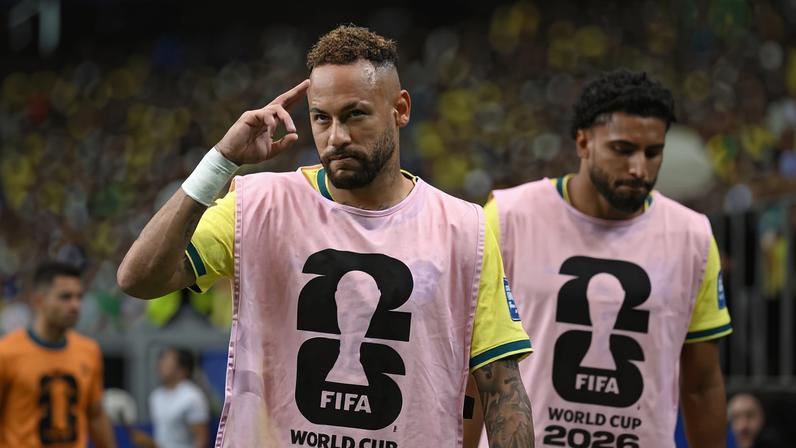 Neymar acena antes da partida contra o Japão; camisa 10 pode ter feito sua última Copa
