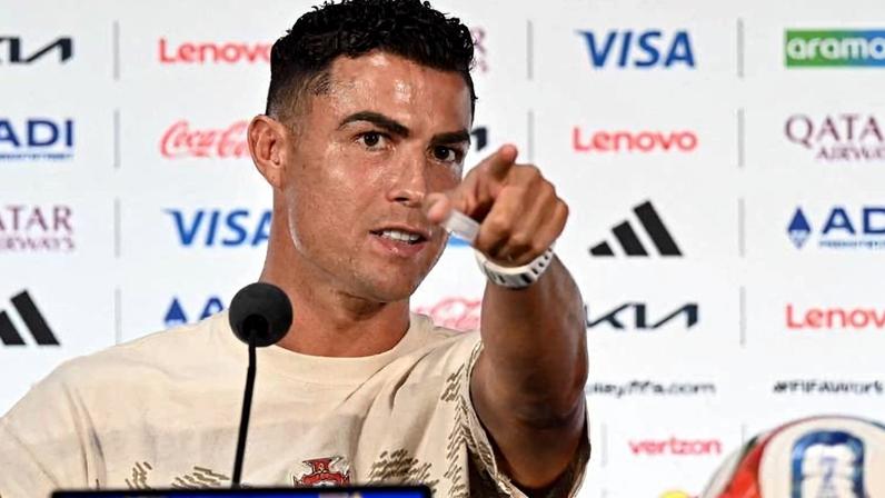 Cristiano Ronaldo aponta para Bechler em entrevista coletiva