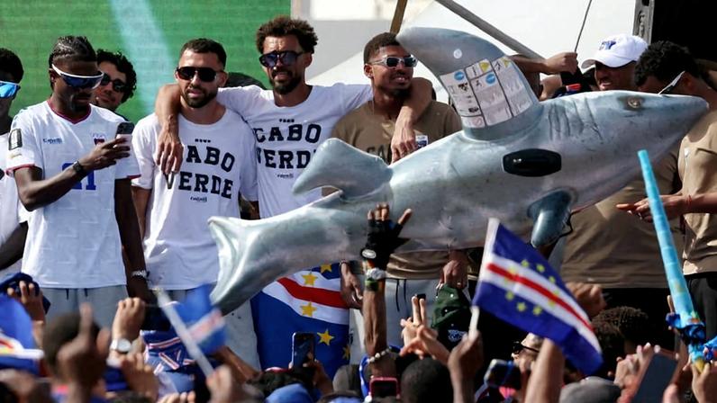 Vozinha e companheiros da seleção de Cabo Verde, que fizeram sucesso na Copa do Mundo, são recebidos com festa em Praia, capital do país africano