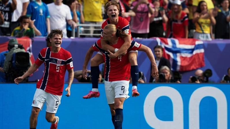 Autor dos dois gols da vitória da Noruega sobre o Brasil, Erling Haaland (9) comemora com Schjelderup e Moller Wolfe após o primeiro tento, de cabeça