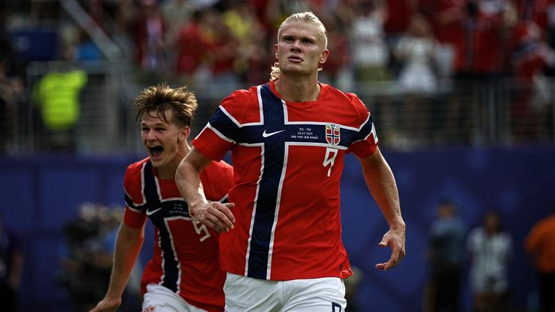 Haaland celebra o primeiro de seus gols na vitória da Noruega