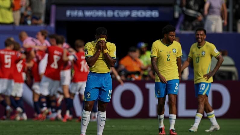 Endrick lamenta segundo gol da Noruega, em partida que eliminou Brasil da Copa do Mundo de 2026