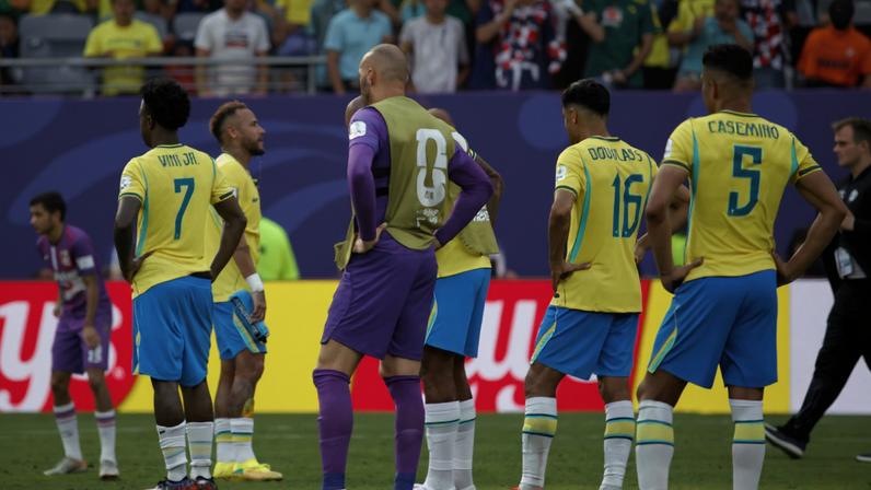 Jogadores da seleção brasileira parecem não acreditar que foram eliminados da Copa do Mundo