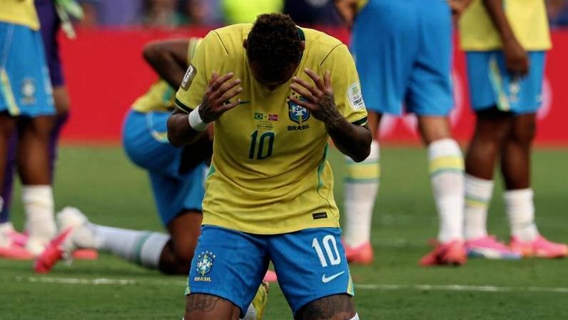 Neymar reza após eliminação do Brasil na Copa