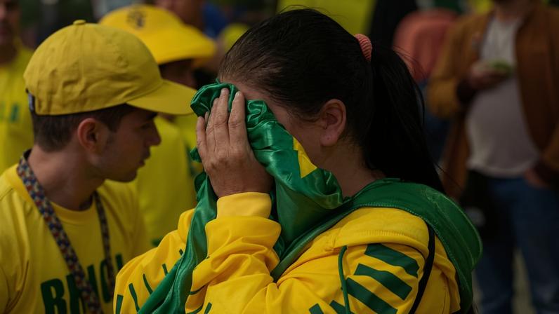 Vera Lucia Gonçalves da Silva, 50, chora após derrota do Brasil para a Noruega na Copa do Mundo