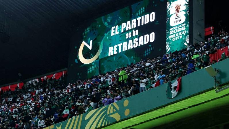 Aviso de atraso no estádio Azteca, na Cidade do México, antes da partida entre México e Inglaterra