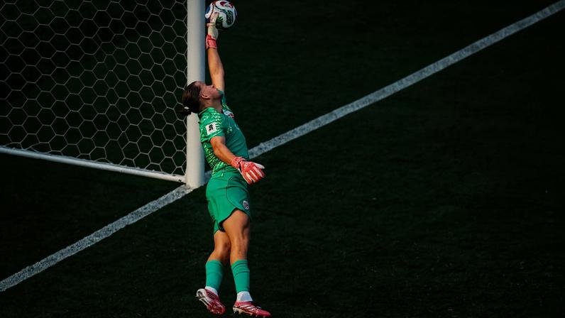 Nyland em defesa acrobática para evitar gol contra; Noruega se classificou para as quartas de final eliminando o Brasil