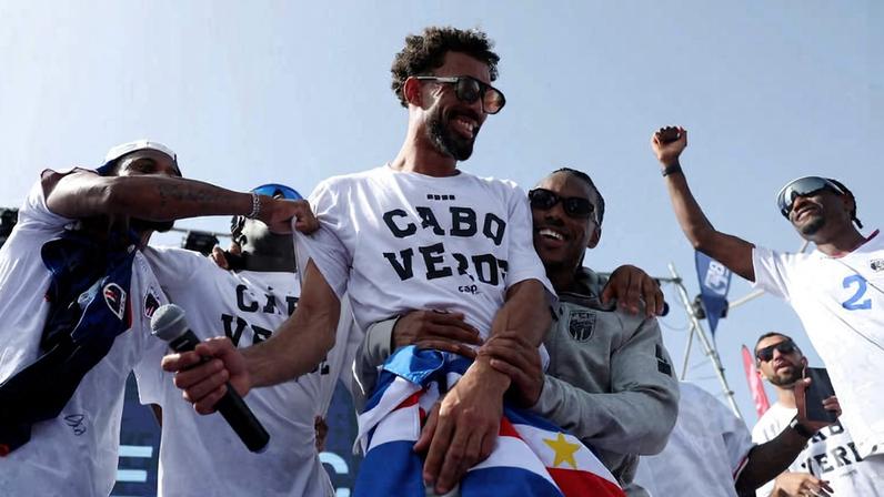 O goleiro Vozinha, de Cabo Verde, com colegas de equipe em celebração após retorno dos Estados Unidos
