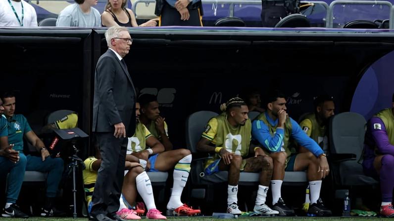 Carlo Ancelotti observa o duelo no MetLife Stadium