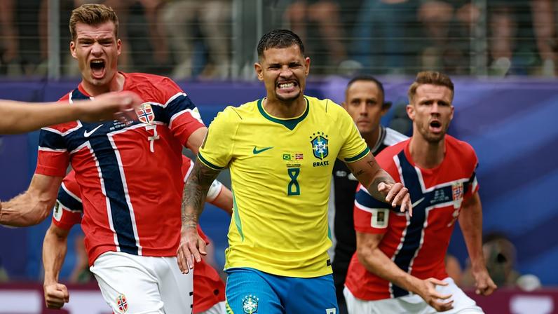 Bruno Guimarães reage depois de errar pênalti contra a Noruega, em East Rutherford, na Copa do Mundo