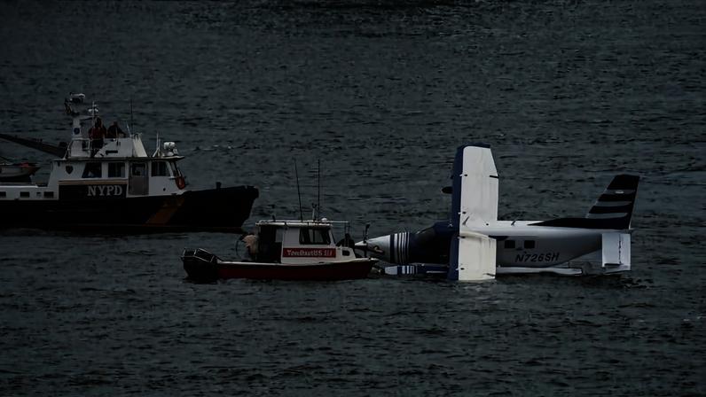 Hidroavião é resgatado após acidente no rio East, em Nova York, neste domingo (5)