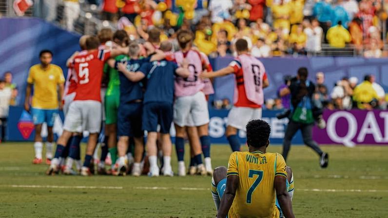 Vinicius Junior observa comemoração Norueguesa após partida entre Brasil x Noruega