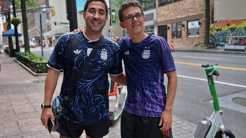 Francisco Krieger busca abrigo em toldo de lanchonete durante tempestade em Atlanta
