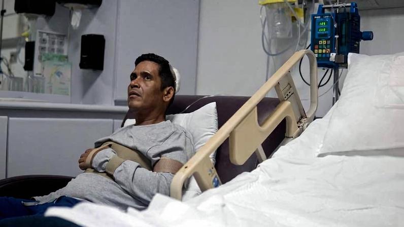Equipe de resgate retira com vida Hernán Gil, vigilante que estava sob escombros dos terremotos em Playa Grande, na Venezuela, há oito dias