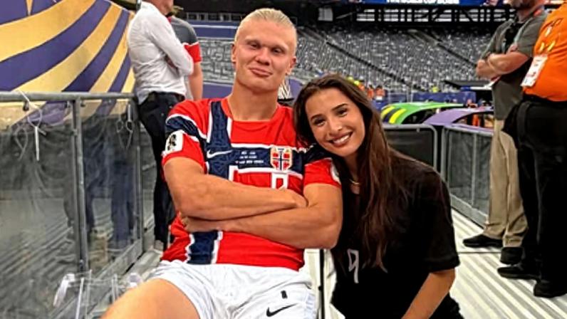Haaland e Isabel Johansen comemoram a vitória da Noruega sobre o Brasil