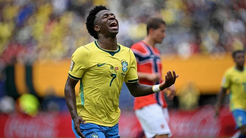 Vinicius Júnior durante partida na Copa contra a Noruega, vencida pela seleção europeia por 2 a 1