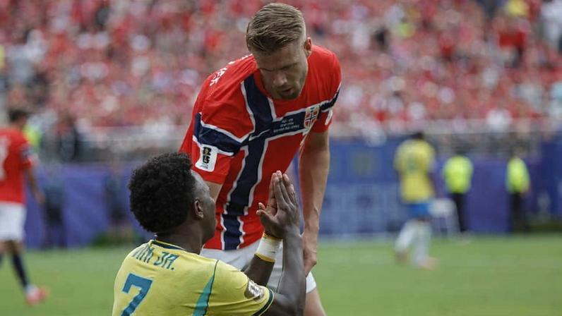 Vinicius Junior pede falta durante confronto contra Noruega pelas oitavas de final da Copa do Mundo