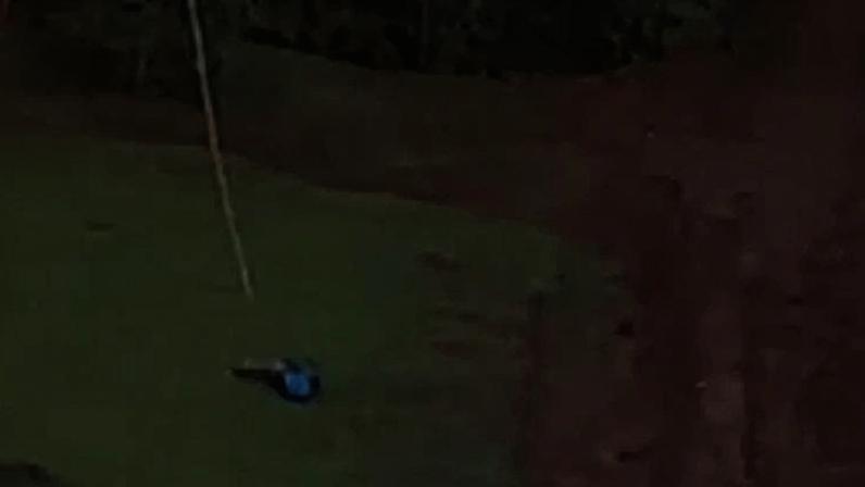 Imagem mostra criança caída em um gramado sob a ponte do Esqueleto, local da morte de uma estudante de 21 anos que foi arremessada sem cordas durante a prática de "rope jump"