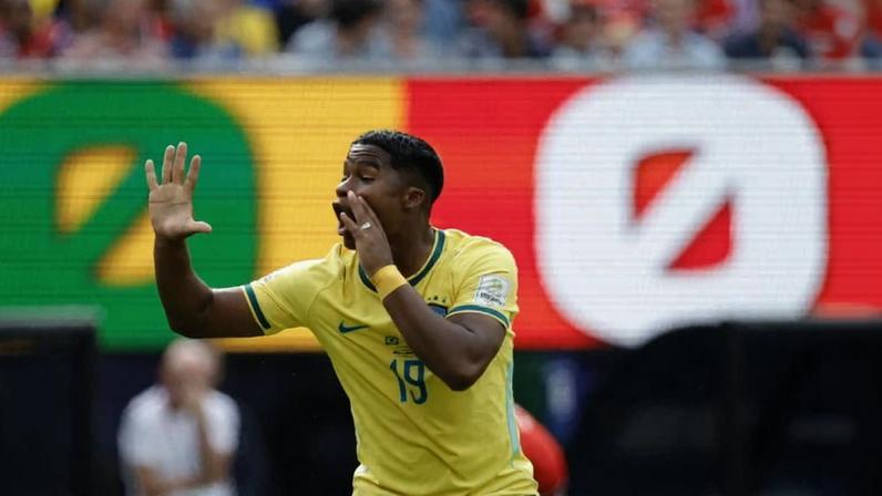 Endrick gesticula durante o Brasil x Noruega; o placar ainda apontava 0 a 0, e ele falhou em chance clara para mudá-lo