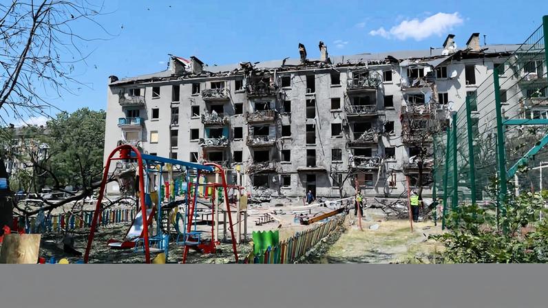 Imagens de residencial atacado por mísseis no distrito de Darnytskyi, em Kiev, na Ucrânia