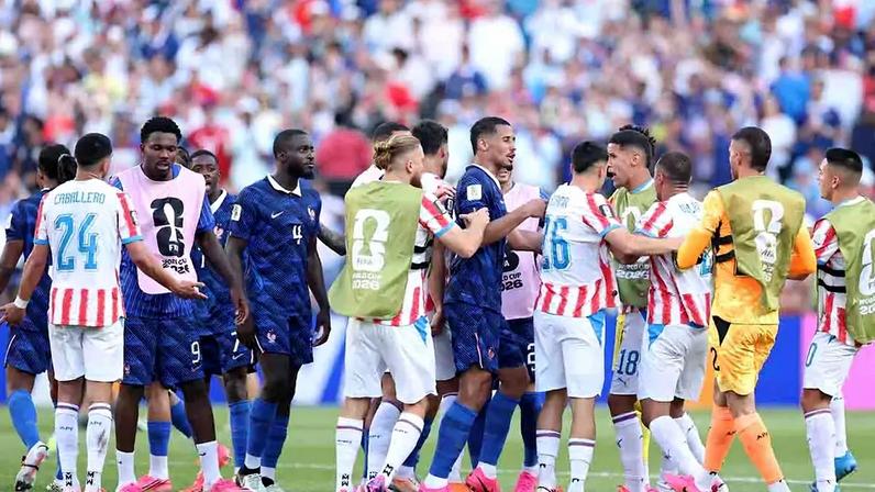 Clima esquentou após o apito final de França x Paraguai, neste sábado (4), pelas oitavas de final da Copa – Justin Setterfield/Getty Images